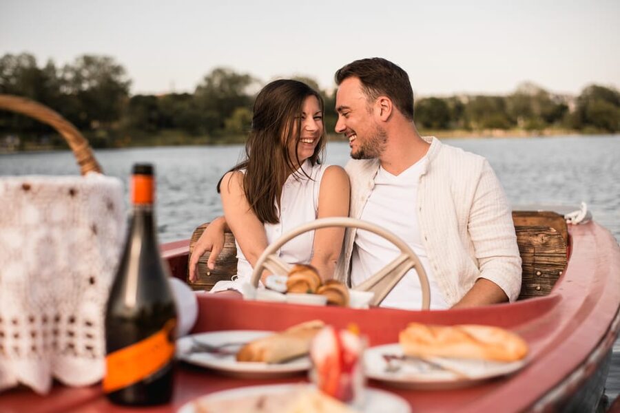 Vienna: Retro Boat Tour on the Danube River with Picnic - A private electric retro boat on Vienna’s Old Danube