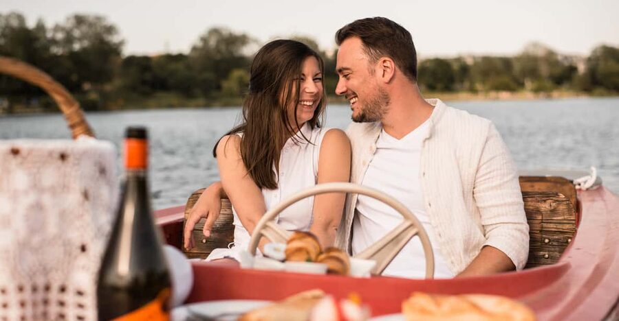 Vienna: Retro Boat Tour on the Danube River with Picnic - The flow of your 2-hour cruise (and what it feels like)