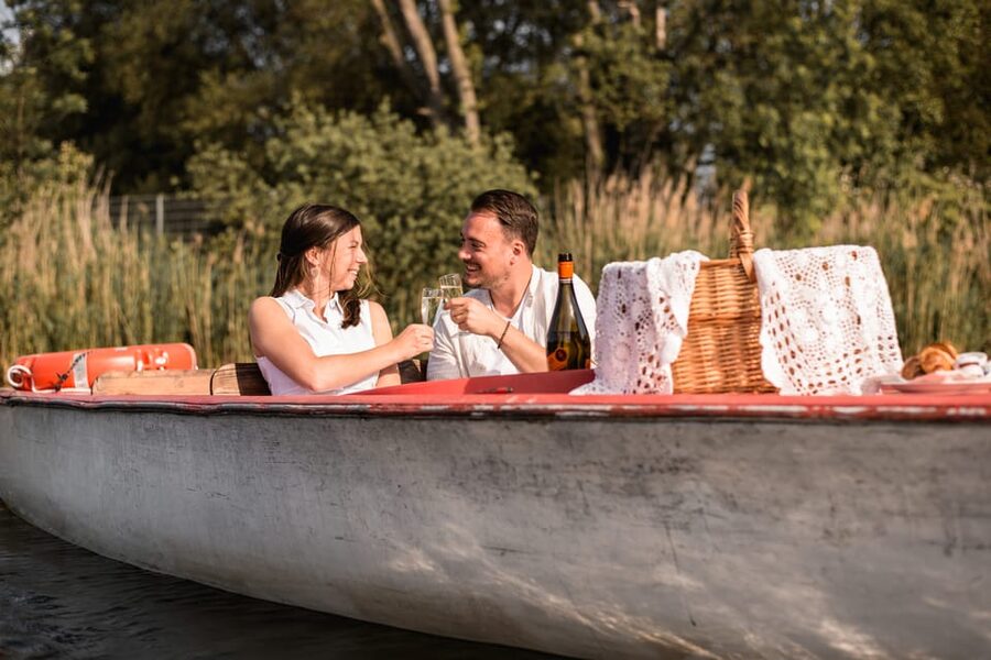 Vienna: Retro Boat Tour on the Danube River with Picnic - What you actually get for the money