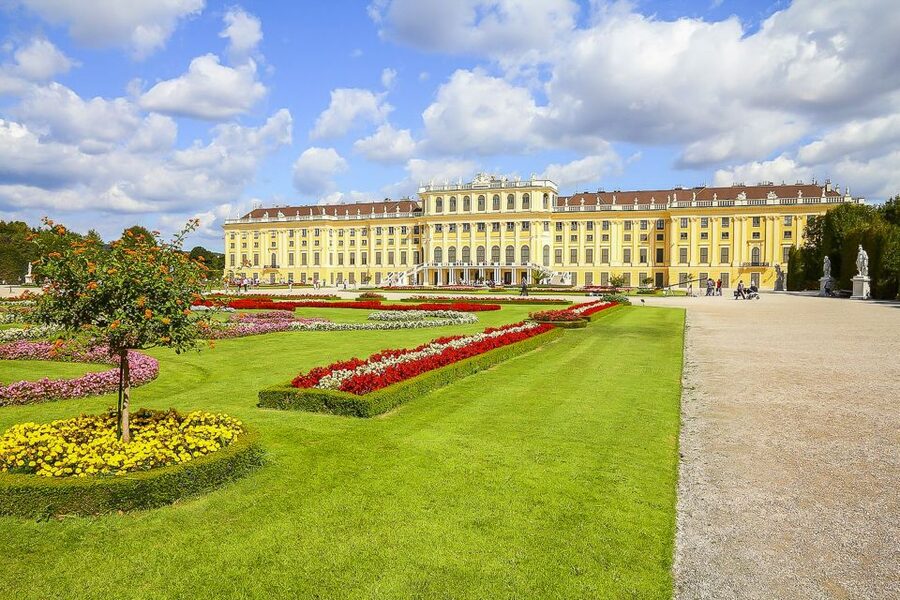 Vienna: Schönbrunn Palace & Gardens Skip-the-Line Tour - Meeting at Ehrenhof Fountain, and why the start matters