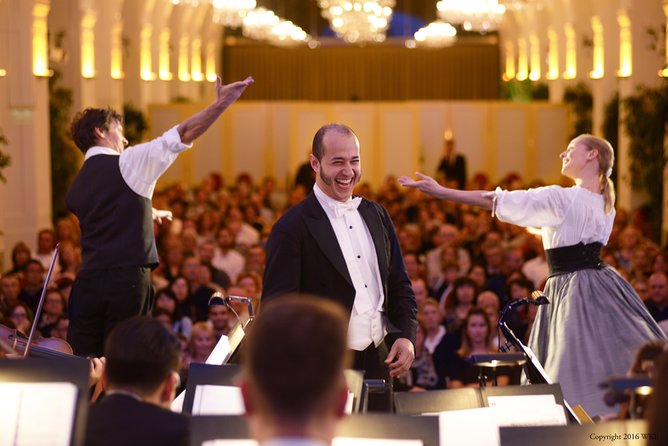 Vienna: Schönbrunn Palace Tour at 7 PM & Classical Concert - The concert at the Schönbrunn Orangery: Mozart, Strauss, and real staging