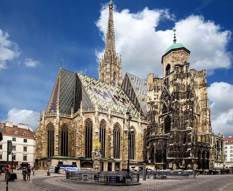 Vienna: Sightseeing Tour in an 8 seats electric classic car - The short 40 to 60 minute ride, and how “small group” actually helps