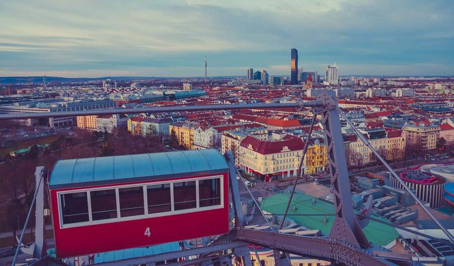 Vienna: Skip-the-cashier-desk-line Giant Ferris Wheel Ride - Panorama museum at the entrance: a short warm-up before the big view