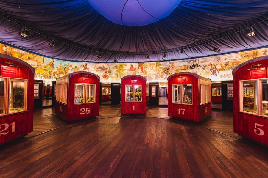Vienna: Skip-the-cashier-desk-line Giant Ferris Wheel Ride - Cabins, photos, and comfort notes that affect your experience