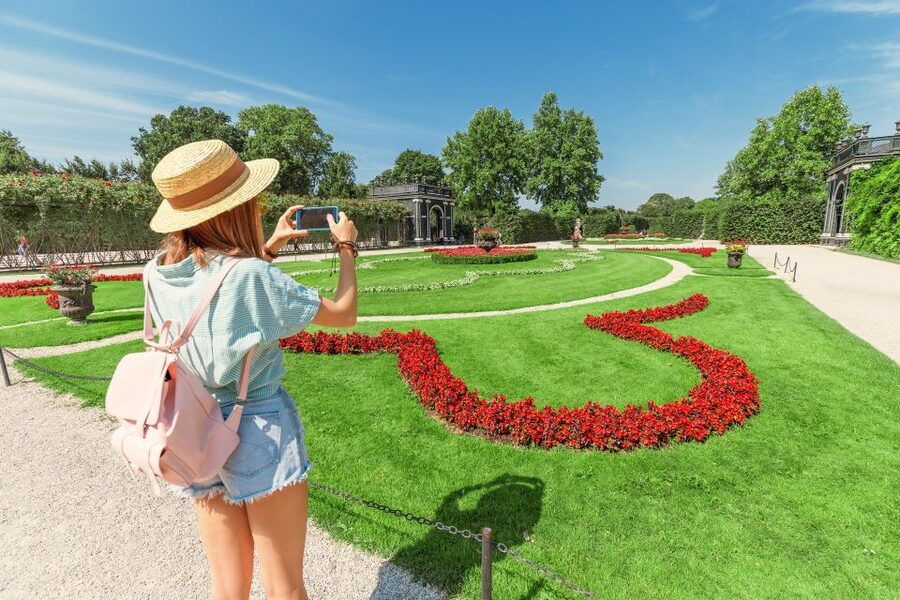 Vienna: Skip-the-Line Schönbrunn Palace & Gardens Tour - The 15-minute visitor center break and why it helps your attention