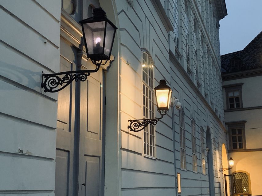 Vienna: Spooky Ghost Tour in English - What guides do best here: humor, pace, and making everyone part of it