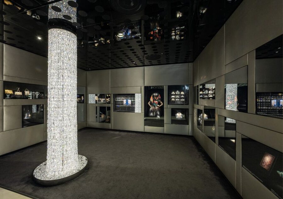 Vienna: Swarovski House Tour with Champagne and Gift - Guides and the difference they make
