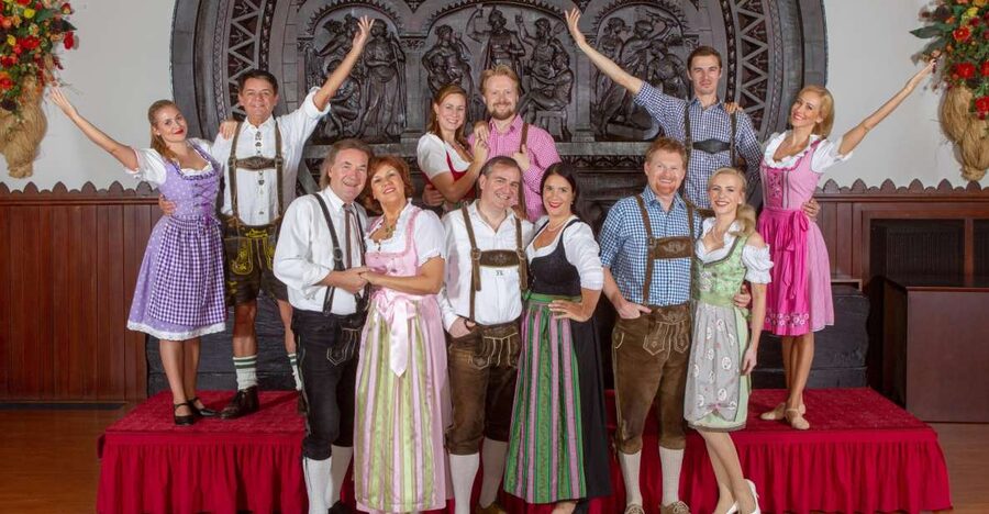 Vienna: Traditional Dinner Show at the Wiener Rathauskeller - Wiener Rathauskeller: Vienna’s dinner show in City Hall’s basement