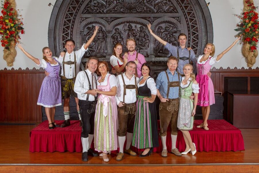Vienna: Traditional Dinner Show at the Wiener Rathauskeller - The 2-hour flow: how the dinner show keeps moving