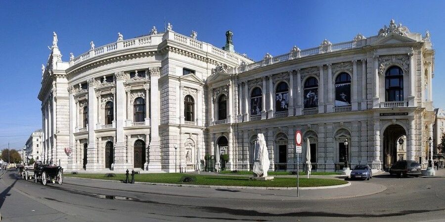 Vienna: Walking Tour of the Historic Ringstrasse - Price and logistics: what $353 per group really buys you