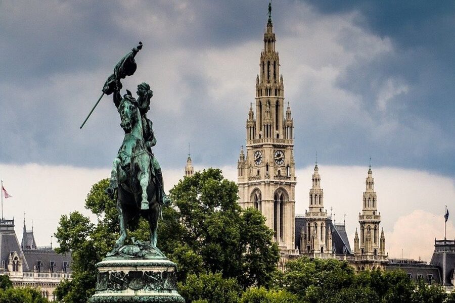 Vienna: Walking Tour of the Historic Ringstrasse - City Hall, Burgtheater, Parliament, and Heldenplatz