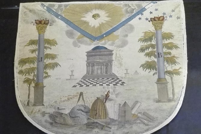 What do Mozart and Henry Ford have in common? - The freemason in Vienna - Stop 1: St. Stephen’s Cathedral and the Freemason emblem angle